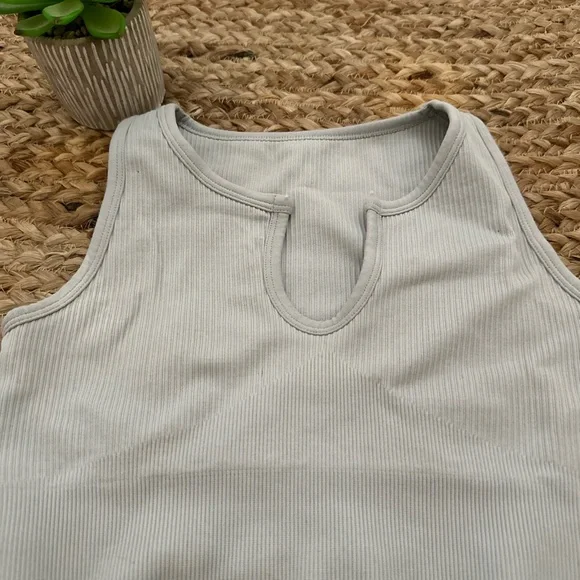SEAMLESS RIBBED ATHLETIC TANK - Picture 2 of 6
